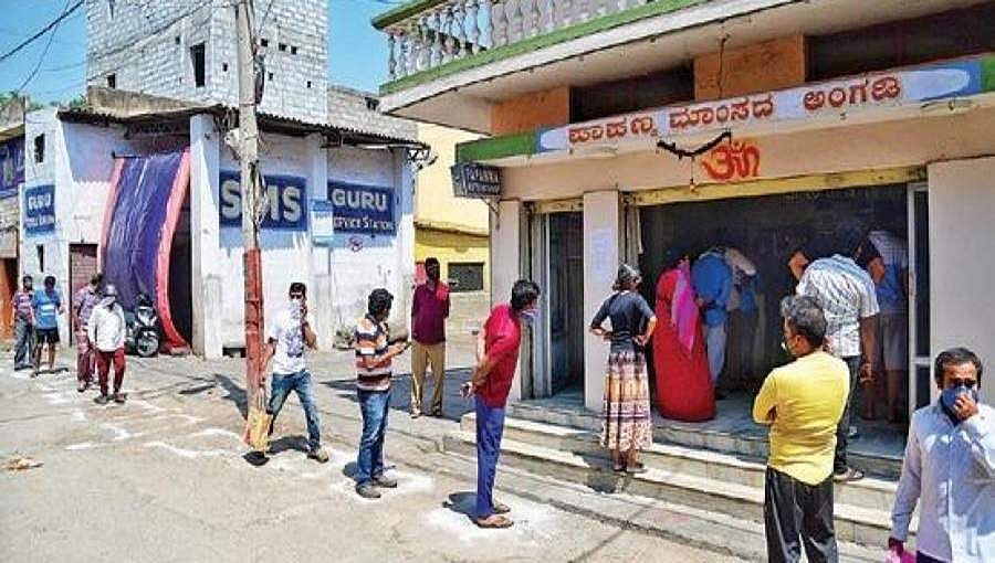 ಹೊಸತೊಡಕಿನ ಸಂಭ್ರಮದಲ್ಲಿ ನಗರದ ಜನತೆ: ಪಾಪಣ್ಣ ಮಟನ್ ಸ್ಟಾಲ್ ನಲ್ಲಿ ಸರದಿ ಸಾಲು, ಗಗನಕ್ಕೇರಿದ ಮಾಂಸದ ಬೆಲೆ