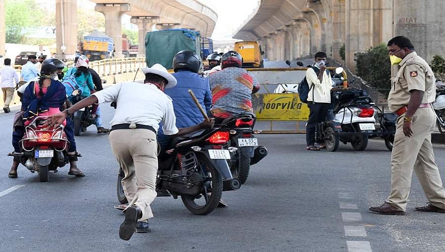 ಕೊರೊನಾ ಬಂದ ಹಿನ್ನೆಲೆ ರಸ್ತೆಗಿಳಿದ ವಾಹನ್ ಸೀಜ್, ಕ್ರಿಕೆಟ್ ಆಡುವ ಮಕ್ಕಳಿಗೆ ಬಿತ್ತು ಏಟು