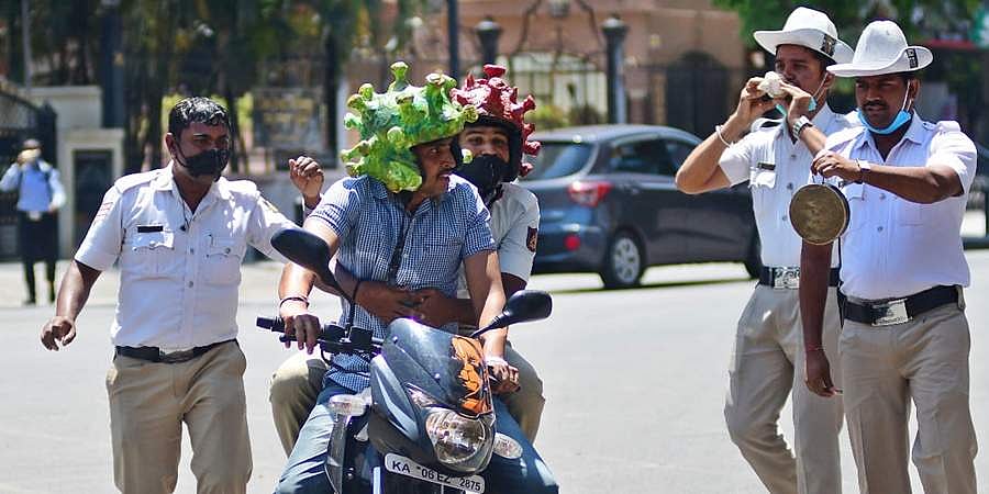 ಬೆಂಗಳೂರು: ಲಾಠಿ ಬೀಸುವುದನ್ನು ನಿಲ್ಲಿಸಿದ ಪೊಲೀಸರು, ನಗರದಲ್ಲಿ 16 ಸಾವಿರ ಸಿಬ್ಬಂದಿ ಕಾರ್ಯನಿರ್ವಹಣೆ