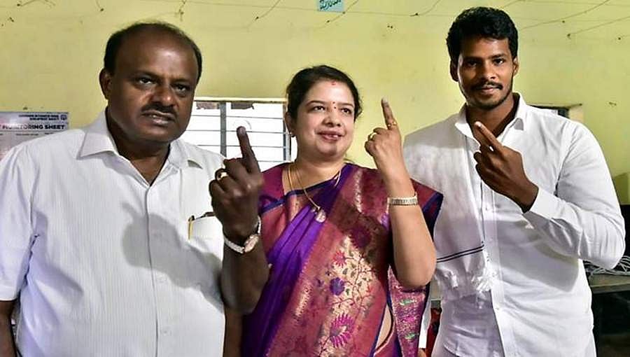 ನಿಖಿಲ್ ರಾಜಕೀಯ ಮಂಡ್ಯದಿಂದ ರಾಮನಗರಕ್ಕೆ ಶಿಫ್ಟ್: ಆಹ್ವಾನ ಪತ್ರಿಕೆ ಜೊತೆ ಜನರಿಗೆ ಎಚ್ ಡಿಕೆ ಗಿಫ್ಟ್!