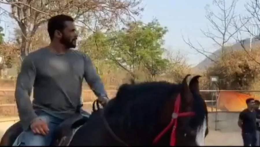 ಲಾಕ್ ಡೌನ್: ಸಲ್ಮಾನ್ ಖಾನ್ ಏಲ್ಲಿದ್ದಾರೆ, ಏನು ಮಾಡ್ತಿದ್ದಾರೆ ಗೊತ್ತಾ?