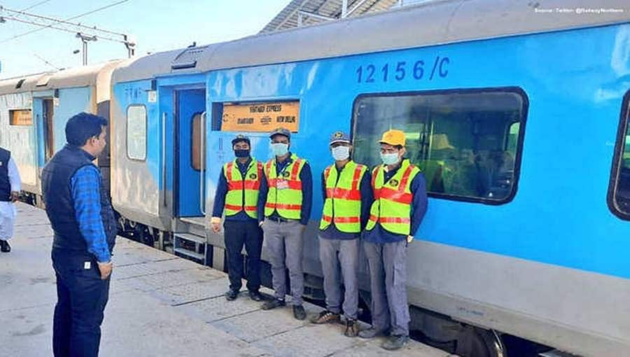 ಕಲಬುರಗಿ: ರೋಗಿಯ ಮನೆ ಬಾಗಿಲಿಗೆ ಮಾತ್ರೆ ತಲುಪಿಸಿ ಮಾನವೀಯತೆ ಮೆರೆದೆ ಕೊರೋನಾ ವಾರಿಯರ್ಸ್