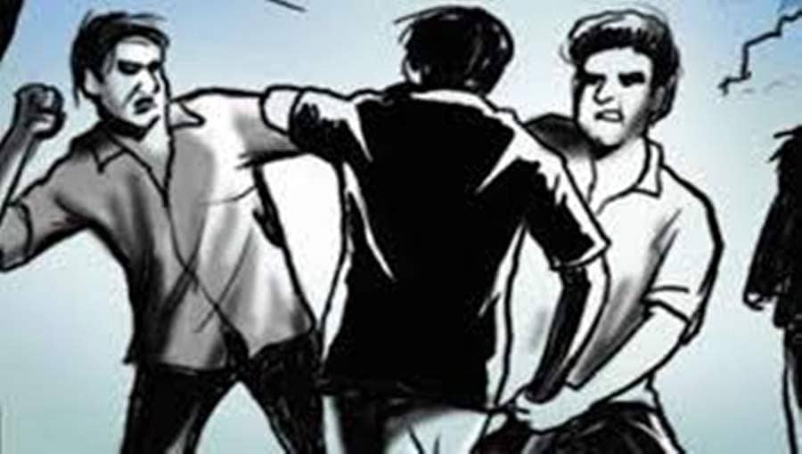 ಬೆಂಗಳೂರು: ಲಾಕ್​ಡೌನ್​ ಸಮಯದಲ್ಲಿ ಗಾಂಜಾ ಸೇವಿಸಿ ಹುಚ್ಚಾಟ, ಚಾಕು ಇರಿತದಿಂದ ಯುವಕ ಗಂಭೀರ