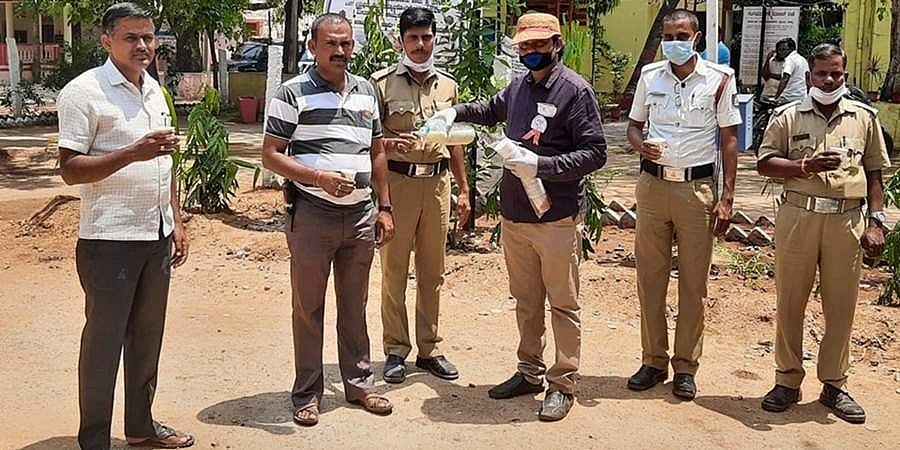 ಗಂಗಾವತಿ: ಯುವಕನಿಂದ ದಿನಕ್ಕೆ ಐನ್ನೂರು ಜನರಿಗೆ ಮಜ್ಜಿಗೆ... ವಿಟಾಮೀನ್ 'ಸಿ' ಪಾನಿಯಾ ವಿತರಣೆ!