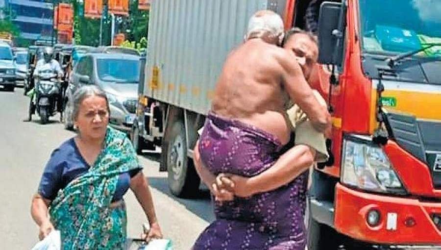 ಮನಕಲುಕುವ ದೃಶ್ಯ: ಲಾಕ್ ಡೌನ್ ಹಿನ್ನೆಲೆಯಲ್ಲಿ ವಾಹನ ಸಂಚಾರಕ್ಕೆ ಬ್ರೇಕ್, ತಂದೆಯನ್ನು ಹೊತ್ತು ಸಾಗಿದ ಮಗ, ವಿಡಿಯೋ!
