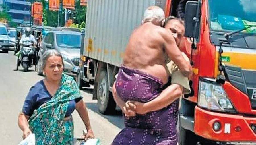 ಮನಕಲುಕುವ ದೃಶ್ಯ: ಲಾಕ್ ಡೌನ್ ಹಿನ್ನೆಲೆಯಲ್ಲಿ ವಾಹನ ಸಂಚಾರಕ್ಕೆ ಬ್ರೇಕ್, ತಂದೆಯನ್ನು ಹೊತ್ತು ಸಾಗಿದ ಮಗ, ವಿಡಿಯೋ!