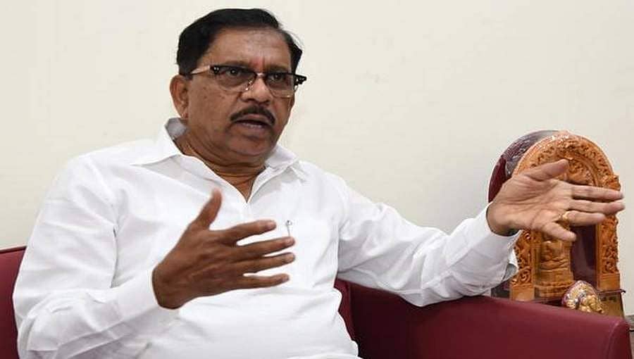 'ಯೂಸ್ಲೆಸ್ ಫೆಲೊಸ್, ನಾನು ಕೇಳಿದ್ದಕ್ಕಷ್ಟೆ ಉತ್ತರ ಕೊಡಿ': ಅಧಿಕಾರಿಗಳಿಗೆ ಮಾಜಿ ಡಿಸಿಎಂ ತರಾಟೆ