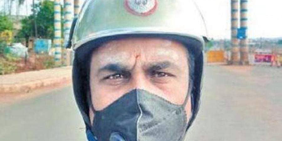ಧಾರವಾಡ: ದ್ವಿಚಕ್ರ ವಾಹನದಲ್ಲಿ 960 ಕಿ.ಮೀ. ತೆರಳಿ ರೋಗಿಗೆ ಔಷಧ ನೀಡಿ, ಮಾನವೀಯತೆ ಮೆರೆದೆ ಪೇದೆ