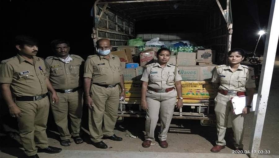 ಲಾಕ್ ಡೌನ್ ಮಧ್ಯೆ ಓಪನ್ ಆಗಿದ್ದ ಬಾರ್ ಮೇಲೆ ದಾಳಿ, ಲಕ್ಷಾಂತರ ರೂ. ಮೌಲ್ಯದ ಮದ್ಯ ವಶ