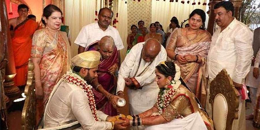 ಸರಳ ರೀತಿಯಲ್ಲಿ ನಿಖಿಲ್-ರೇವತಿ ವಿವಾಹ: ಕಾರ್ಯಕರ್ತರು, ಹಿತೈಷಿಗಳಿಗೆ ಕುಮಾರಸ್ವಾಮಿ ಕೃತಜ್ಞತೆ