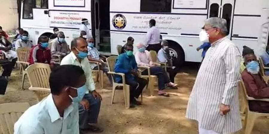 ಬೆಂಗಳೂರು: ನಿರಾಶ್ರಿತರಿಗೆ ಊಟ ಬಡಿಸಿದ ಡಿಸಿಎಂ ಗೋವಿಂದ ಕಾರಜೋಳ