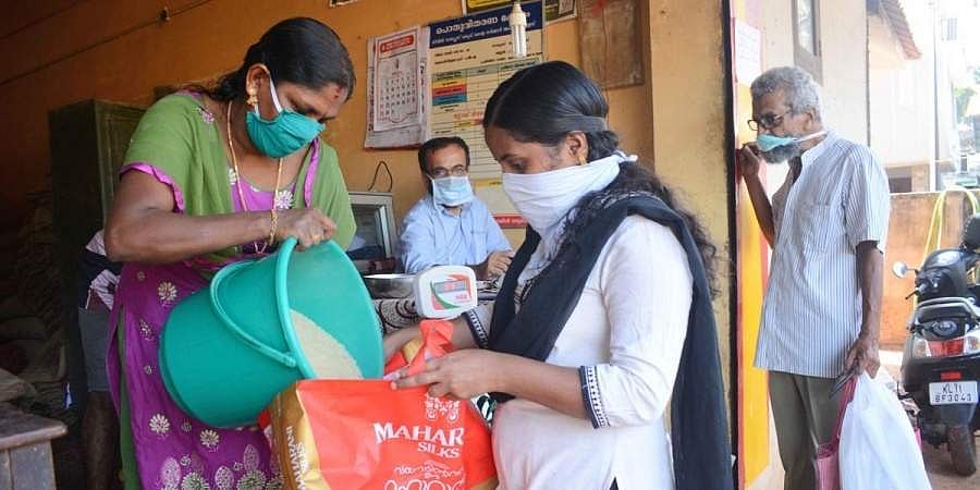 ಲಾಕ್ ಡೌನ್: ಉತ್ತರ ಪ್ರದೇಶದಲ್ಲಿ ಪಡಿತರ ಪಡೆಯಲು ಕ್ಯೂನಲ್ಲಿ ನಿಂತಿದ್ದ ಮಹಿಳೆ ಕುಸಿದು ಬಿದ್ದು ಸಾವು
