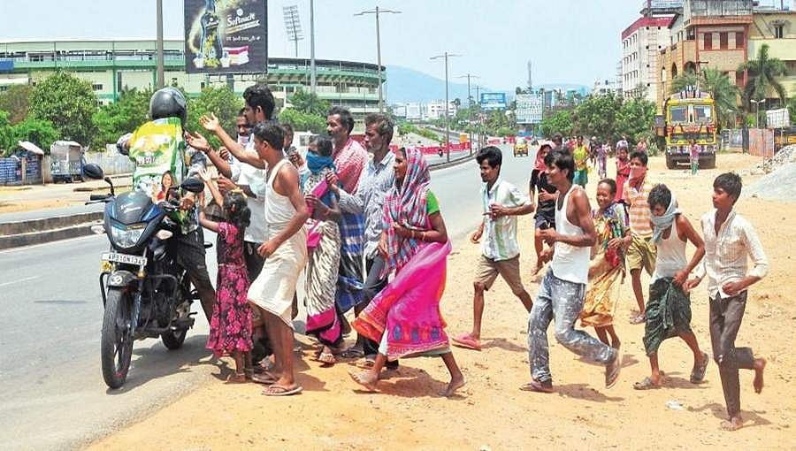 ಲಾಕ್ ಡೌನ್: ಕಾರ್ಮಿಕರಿಗೆ ರಾಜ್ಯದೊಳಗೆ ಸಂಚರಿಸಲು ಷರತ್ತುಬದ್ಧ ಅನುಮತಿ- ಕೇಂದ್ರ ಗೃಹ ಸಚಿವಾಲಯ