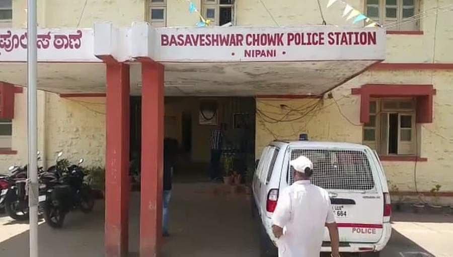 ಚಿಕ್ಕೋಡಿ: ಚರಂಡಿಯಲ್ಲಿ ಕಲ್ಲಂಗಡಿ ಹಣ್ಣು ತೊಳೆದು ಮಾರುತ್ತಿದ್ದ ಇಬ್ಬರ ಬಂಧನ