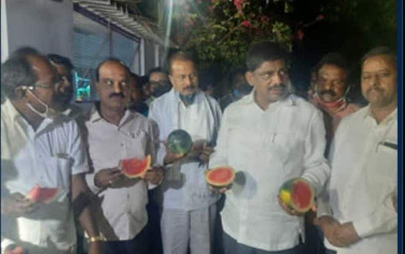 ಲಾಕ್​ಡೌನ್​ ವೇಳೆ ರೈತರ ಪರ ನಿಂತ ಸಂಸದ ಡಿಕೆ ಸುರೇಶ್​: 650 ಟನ್ ಕಲ್ಲಂಗಡಿ ಖರೀದಿ 