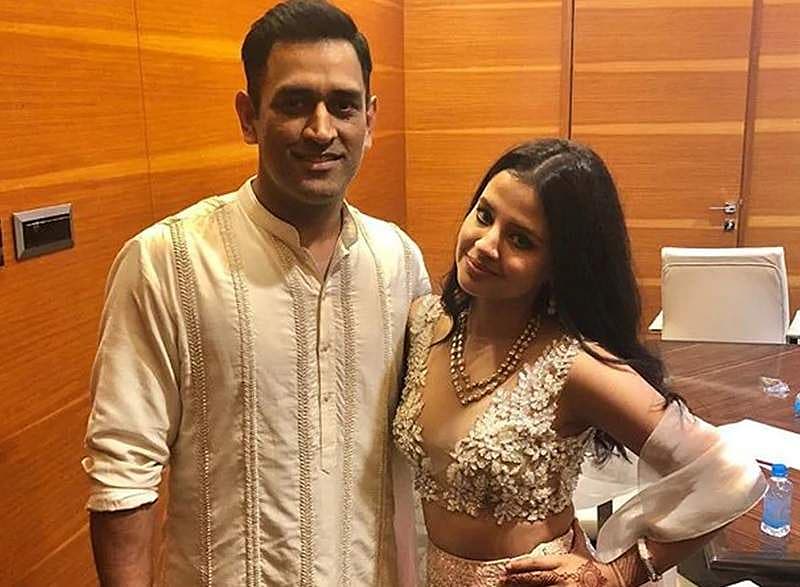ಇದನ್ನು ಗಮನಿಸಿದ ಸಾಕ್ಷಿ ಪತ್ನಿಯ ಏಕಾಂತಕ್ಕೆ ಅಡ್ಡಿ ಪಡಿಸಲೆಂದು ಧೋನಿಯ ಕಾಲು ಕಚ್ಚಿದ್ದಾರೆ. ಈ ಫೋಟೋವನ್ನು ಸಾಕ್ಷಿ ತಮ್ಮ ಇನ್ ಸ್ಟಾಗ್ರಾಂನಲ್ಲಿ ಪೋಸ್ಟ್ ಮಾಡಿದ್ದಾರೆ.