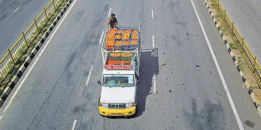 ಕೊರೋನಾ ಎಫೆಕ್ಟ್: ಸರಕು ಕೊಳ್ಳುವವರಿಲ್ಲ, ನೊಂದು ಜೀವವನ್ನೇ ಕಳೆದುಕೊಳ್ಳುತ್ತಿರುವ ರೈತರು