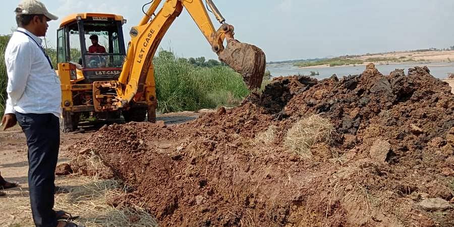 ಗಂಗಾವತಿ: ಅಕ್ರಮ ನುಸುಳುಕೋರರ ತಡೆಗೆ ನದಿಯಲ್ಲಿ ದೊಡ್ಡ ಹೊಂಡ, ಕಂದಕ ಸೃಷ್ಟಿಸಿದ ಅಧಿಕಾರಿಗಳು!