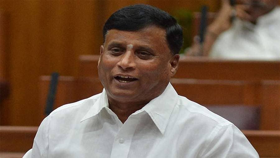 ಜನಪ್ರತಿನಿಧಿಗಳೇ ಹೀಗಾದ್ರೆ ಹೇಗೆ?: ಸಾಮಾಜಿಕ ಅಂತರ ನಿಯಮ ಗಾಳಿಗೆ ತೂರಿದ ಸಚಿವ ಸೋಮಣ್ಣ!