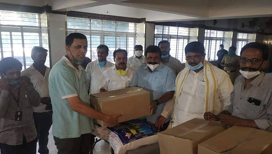 ಚಿತ್ರರಂಗದ ಪತ್ರಕರ್ತರು, ಛಾಯಾಗ್ರಾಹಕರಿಗೆ ಆಹಾರ ಧಾನ್ಯ ವಿತರಿಸಿದ ಸಚಿವರಾದ ಬಿಸಿ ಪಾಟೀಲ್, ಗೋಪಾಲಯ್ಯ