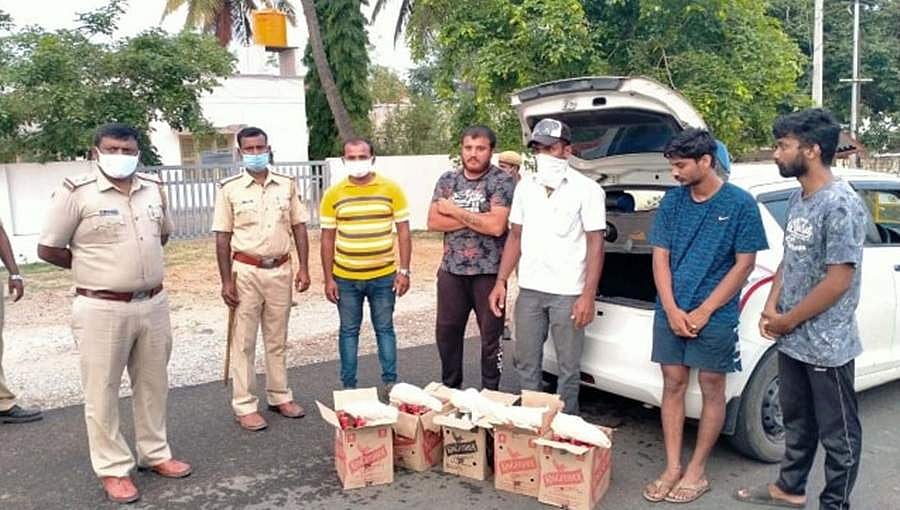 ನಾಗಮಂಗಲ: ಲಾಕ್ ಡೌನ್ ನಡುವೆ ಕಾರ್ನಲ್ಲಿ ಅಕ್ರಮ ಮದ್ಯ ಸಾಗಾಟ, ಮೂವರ ಬಂಧನ