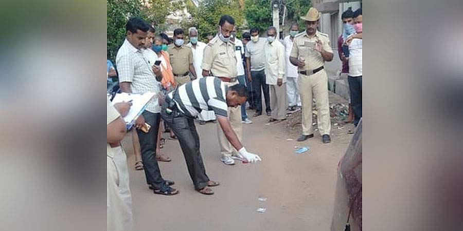 ರಸ್ತೆಯಲ್ಲಿ ನೂರರ ಗರಿಗರಿ ನೋಟು: ಕೊರೋನಾ ವೈರಸ್ ಭೀತಿಯಿಂದ ಬೆಚ್ಚಿ ಬಿದ್ದ ಗಂಗಾವತಿ ಜನ