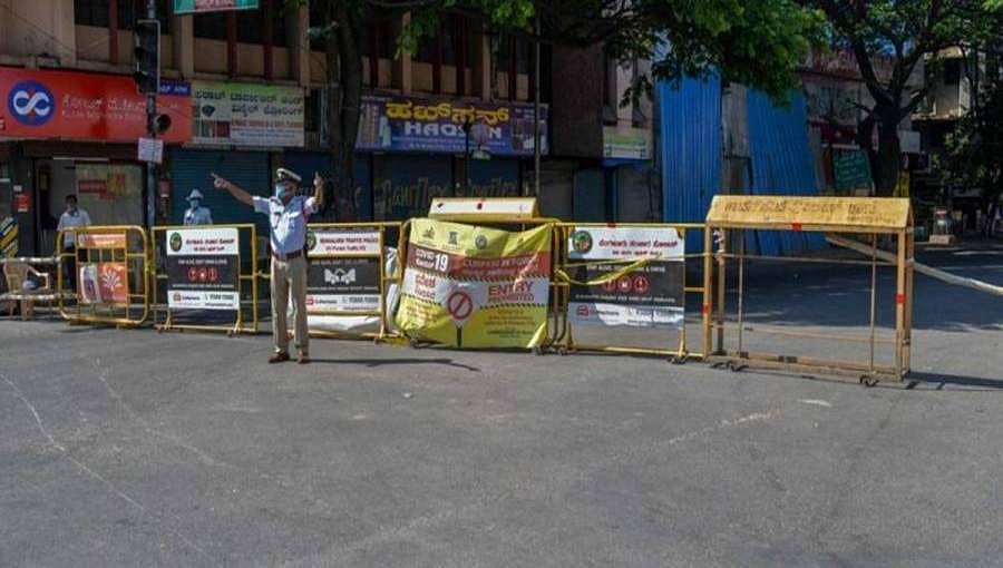 ಬ್ಯಾರಿಕೇಡ್ ಎಲ್ಲಿ? ಲಾಕ್ ಡೌನ್ ಉಲ್ಲಂಘಿಸಿದವರನ್ನು ಎಲ್ಲಿ ಪರಿಶೀಲಿಸಲಾಗುತ್ತಿದೆ: ಆಯುಕ್ತರಿಗೆ ಪ್ರವೀಣ್ ಸೂದ್ ಪ್ರಶ್ನೆ
