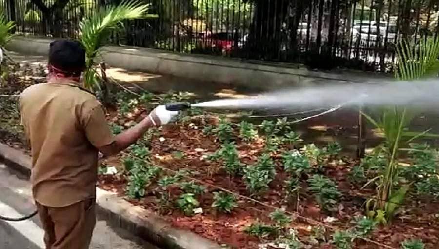 ಮಂಡ್ಯ: ಕೊರೋನಾ ನಿಯಂತ್ರಣಕ್ಕೆ ಔಷಧಿ ಸಿಂಪಡಿಸುತ್ತಿದ್ದ ಪೌರಕಾರ್ಮಿಕ ಸಾವು