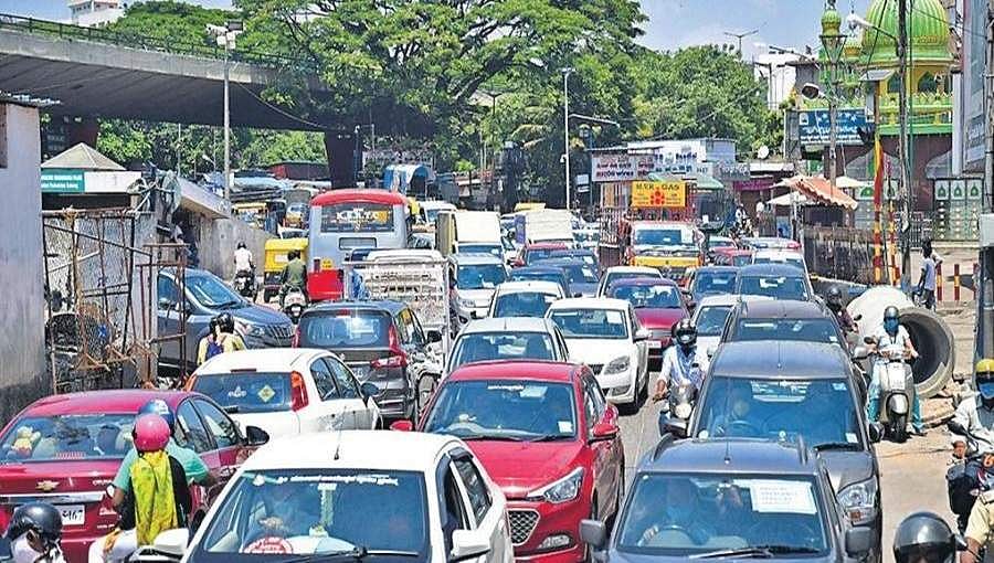 ಲಾಕ್ ಡೌನ್ ಇದ್ದರೂ ಟ್ರಾಫಿಕ್ ಜಾಮ್: ಬೆಂಗಳೂರಿನಲ್ಲಿ ರಸ್ತೆ ತುಂಬೆಲ್ಲಾ ವಾಹನಗಳು!