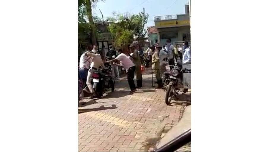 ಮಾಸ್ಕ್ ಹಾಕಿಕೊಳ್ಳಿ ಎಂದಿದ್ದಕ್ಕೆ ಕಾರ್ಯನಿರತ ಪೊಲೀಸ್ ಮೇಲೆ ಯೋಧನಿಂದ ಹಲ್ಲೆ.!