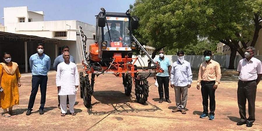 ರಾಜ್ಯದಲ್ಲೇ ಮೊದಲ ಬಾರಿಗೆ ಬಾಗಲಕೋಟೆಯಲ್ಲಿ ಅತ್ಯಾಧುನಿಕ ಸ್ಯಾನಿಟೈಸರ್ ಯಂತ್ರ ಬಳಕೆ