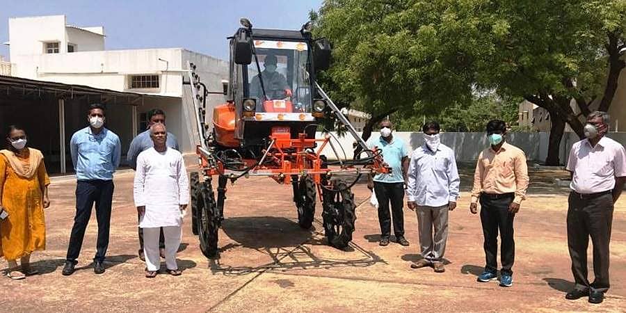 ರಾಜ್ಯದಲ್ಲೇ ಮೊದಲ ಬಾರಿಗೆ ಬಾಗಲಕೋಟೆಯಲ್ಲಿ ಅತ್ಯಾಧುನಿಕ ಸ್ಯಾನಿಟೈಸರ್ ಯಂತ್ರ ಬಳಕೆ