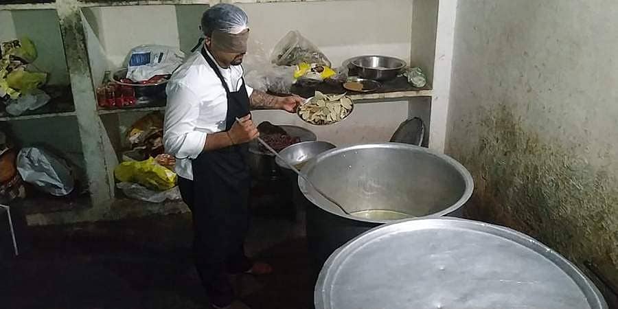 ಗಂಗಾವತಿ: ಕಣ್ಣಿಗೆ ಬಟ್ಟೆ ಕಟ್ಟಿಕೊಂಡು ಸಾವಿರ ಜನರಿಗೆ ಬಿಸಿಬಿಸಿ ಫಲಾವ್ ತಯಾರಿಸಿದ ಯುವಕ!