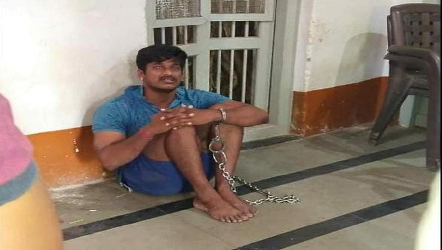 ದೇಶ ಕಾಯೋ ಯೋಧನ ಕೈಗೆ ಕೋಳ: ಸಾಮಾಜಿಕ ಜಾಲತಾಣದಲ್ಲಿ ಆಕ್ರೋಶ; ರಮೇಶ ಜಾರಕಿಹೊಳಿ ಖಂಡನೆ