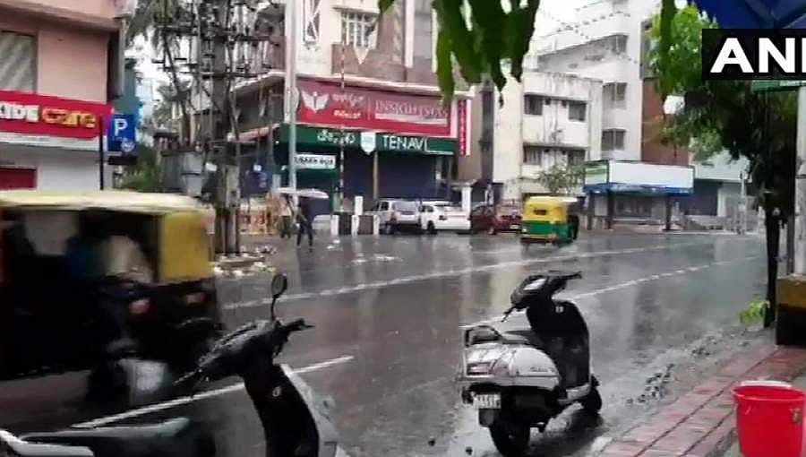 ಸಿಲಿಕಾನ್ ಸಿಟಿಯಲ್ಲಿ ಬೆಳ್ಳಂಬೆಳಗ್ಗೆ ಗುಡುಗು ಸಹಿತ ಭಾರೀ ಮಳೆ