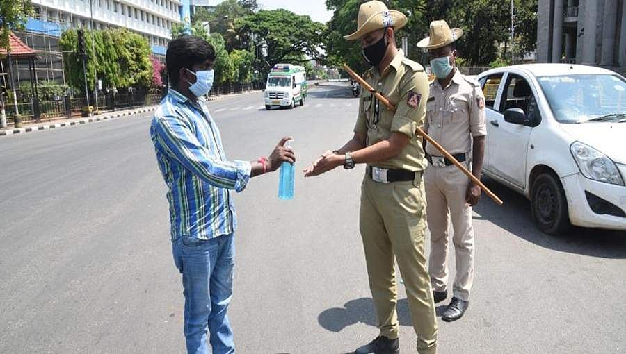 ಕೋವಿಡ್-19: ಸಕ್ಕರೆ ಕಾರ್ಖಾನೆಗಳಿಂದ ಉಚಿತವಾಗಿ ಹ್ಯಾಂಡ್ ಸ್ಯಾನಿಟೈಸರ್ ನೀಡುವಂತೆ ರೈತರ ಒತ್ತಾಯ
