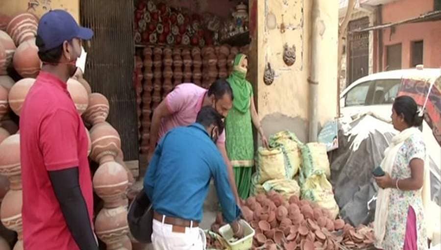 ಕೊರೋನಾ ವಿರುದ್ಧ ಏಕತಾ ದೀಪ ಹಚ್ಚಲು ಮೋದಿ ಕರೆ: ದೆಹಲಿಯಲ್ಲಿ ದೀಪಗಳ ಭರ್ಜರಿ ಮಾರಾಟ