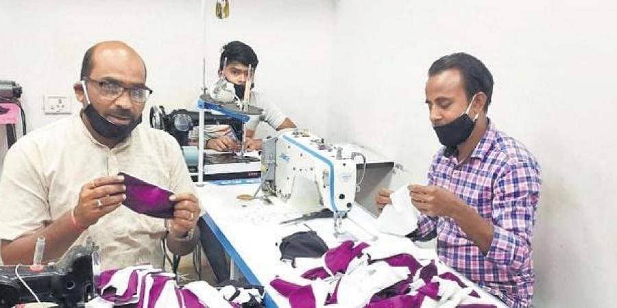 ಕೊರೋನಾ ಭೀತಿ: ಮಾಸ್ಕ್'ಗಳಿಗಾಗಿ ಎಲ್ಲೆಡೆ ಹಾಹಾಕಾರ, ಮಾಸ್ಕ್ ತಯಾರಿಸಿ ಜನರಿಗೆ ಉಚಿತವಾಗಿ ನೀಡುತ್ತಿರುವ ದಂಪತಿಗಳು
