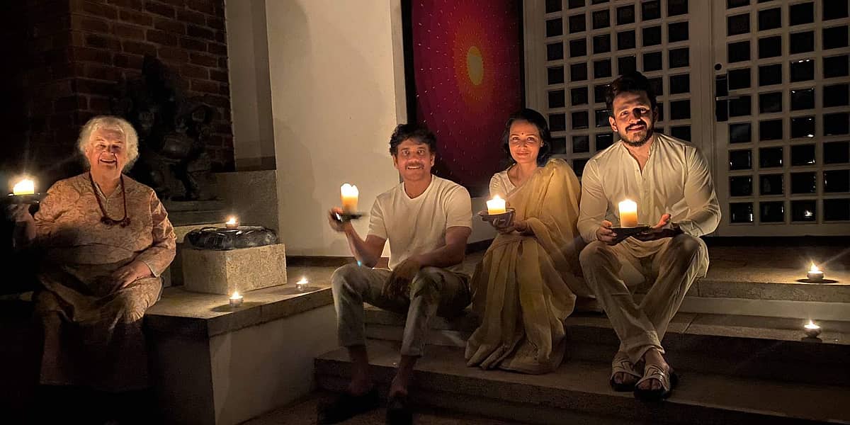 ಕೊರೋನಾ ವಿರುದ್ಧ ಹೋರಾಟ: ಪ್ರಧಾನಿ ಕರೆಗೆ ಸ್ಪಂದಿಸಿ, ಜ್ಯೋತಿ ಬೆಳಗಿಸಿದ ’ತಾರಾ’ಗಣ