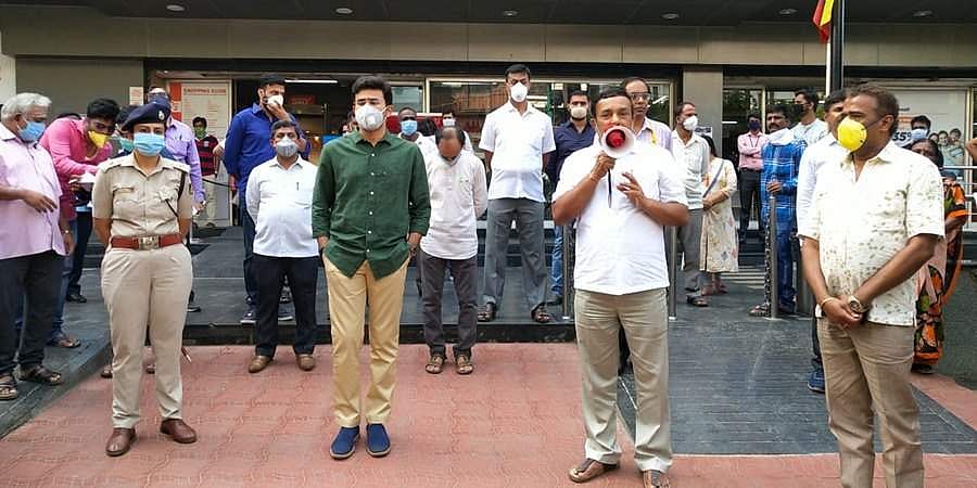 ಕತ್ರಿಗುಪ್ಪೆ ವಾರ್ಡ್: ಅಗತ್ಯ ವಸ್ತುಗಳ ಹೋಮ್ ಡೆಲಿವರಿ ಸೇವೆಗೆ ಸಂಸದ ತೇಜಸ್ವೀ ಸೂರ್ಯ ಚಾಲನೆ