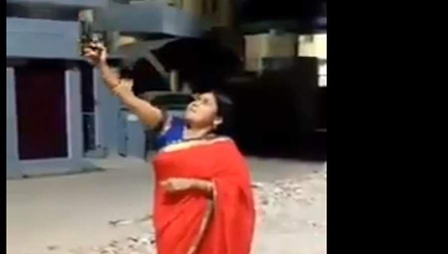 ಕೊರೋನಾವೈರಸ್ ಹಿಮ್ಮೆಟ್ಟಿಸಲು ಗಾಳಿಯಲ್ಲಿ ಗುಂಡು ಹಾರಿಸಿದ ಬಿಜೆಪಿ ನಾಯಕಿ!ವಿಡಿಯೋ