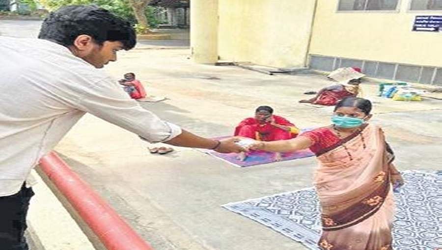 ಲಾಕ್ ಡೌನ್ ಮಧ್ಯೆ ಹಸಿದ ಹೊಟ್ಟೆ ತುಂಬಿಸುತ್ತಿರುವ ಕಾರ್ಯಕರ್ತರಿವರು!