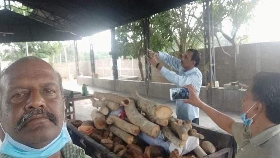 ಬಂಗಾಳದ ವ್ಯಕ್ತಿಗೆ ತುಮಕೂರಿನಲ್ಲಿ ಸ್ಥಳೀಯರಿಂದ ಅಂತ್ಯಸಂಸ್ಕಾರ, ವಿಡಿಯೋ ಕರೆ ಮೂಲಕ ರಕ್ತ ಸಂಬಂಧಿಗಳ ವೀಕ್ಷಣೆ!