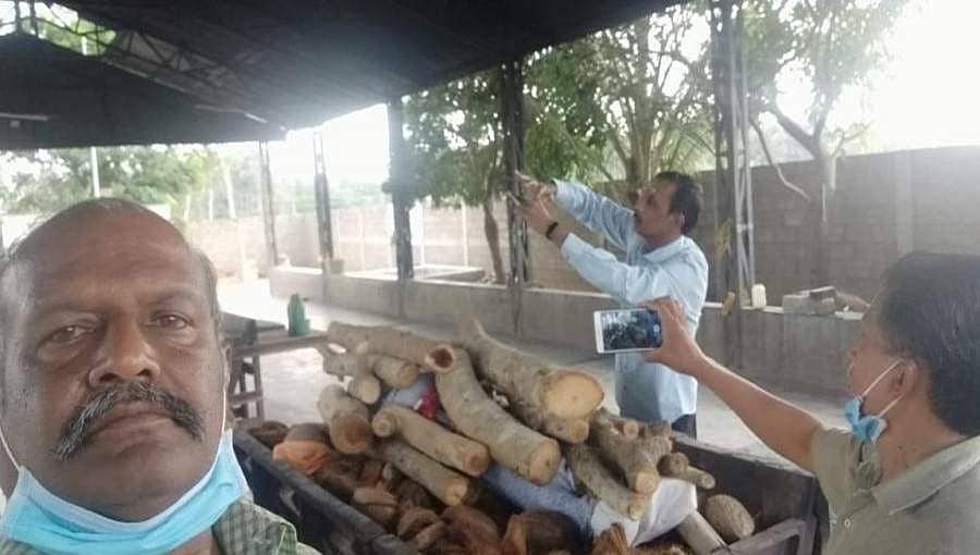 ಬಂಗಾಳದ ವ್ಯಕ್ತಿಗೆ ತುಮಕೂರಿನಲ್ಲಿ ಸ್ಥಳೀಯರಿಂದ ಅಂತ್ಯಸಂಸ್ಕಾರ, ವಿಡಿಯೋ ಕರೆ ಮೂಲಕ ರಕ್ತ ಸಂಬಂಧಿಗಳ ವೀಕ್ಷಣೆ!