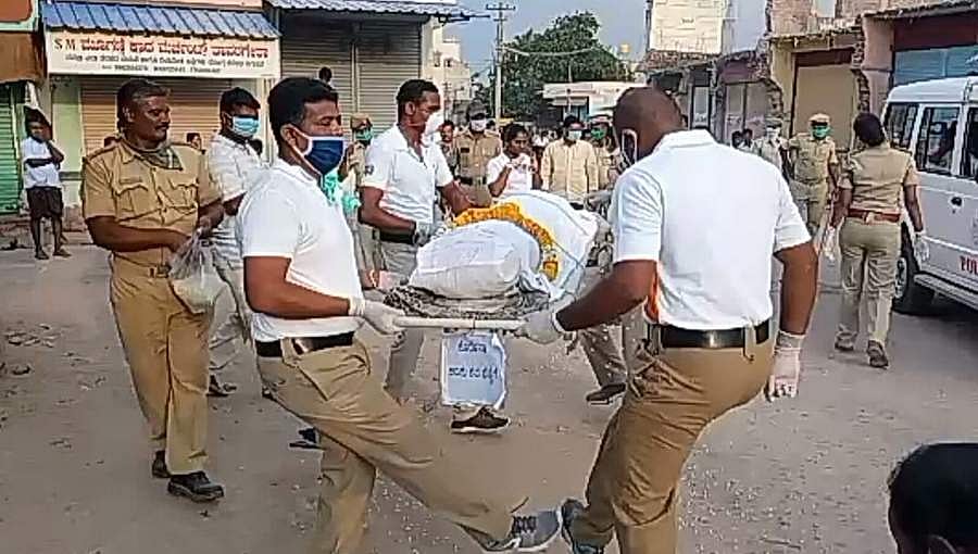 ಶವಯಾತ್ರೆಯಲ್ಲಿ ಸಖತ್ ಸ್ಟೆಪ್ಸ್ ಹಾಕಿ ಕುಣಿದಾಡಿದ ಖಾಕಿ