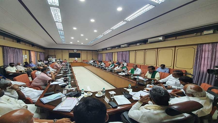 ರೈತರು ಬೆಳೆದ ಉತ್ಪನ್ನಗಳನ್ನು ಸರ್ಕಾರ ಖರೀದಿಸಿ ಅಗತ್ಯವಿರುವವರಿಗೆ ಉಚಿತವಾಗಿ ನೀಡಲಿ:ಸಿದ್ದರಾಮಯ್ಯ