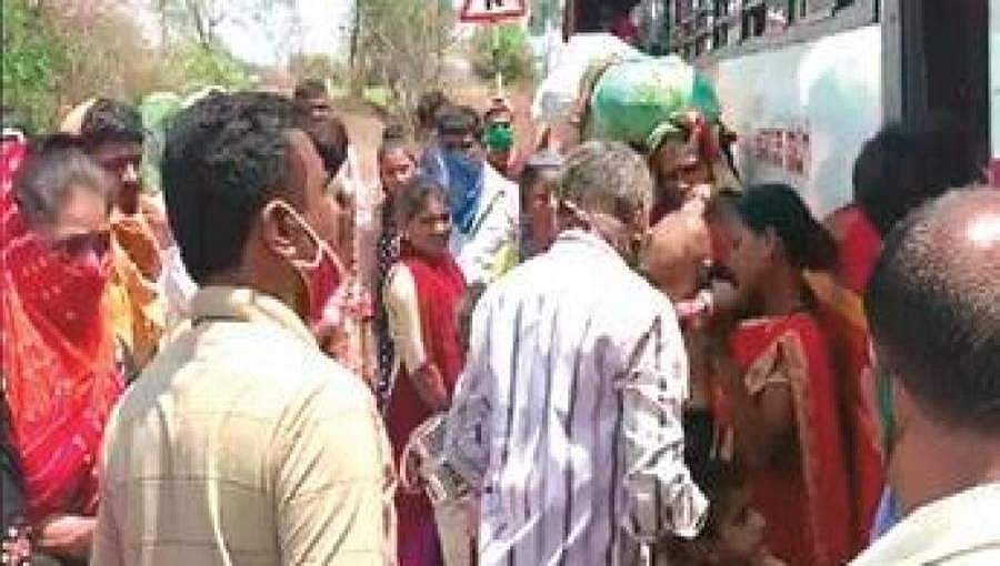 ಕೊರೋನಾ ಲಾಕ್ ಡೌನ್: ಕರ್ನಾಟಕದ ವಲಸೆ ಕಾರ್ಮಿಕರಿಗೆ ಗಡಿಯಲ್ಲಿ ಅಡಚಣೆ