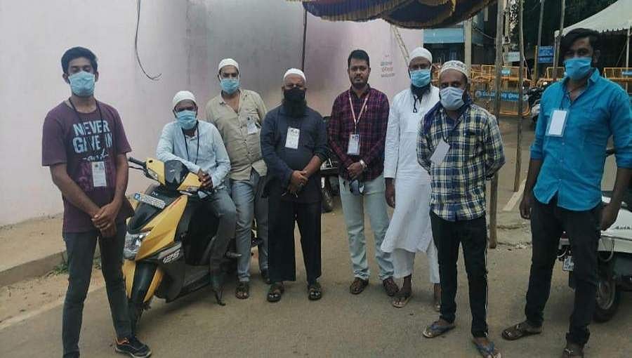 ತುಮಕೂರು; ಹಿಂದೂ ಕುಟುಂಬದ ನೆರವಿಗೆ ಬಂದ ಮುಸ್ಲಿಂ ಯುವಕರು; ಕಂಟೈನ್ ಮೆಂಟ್ ಪ್ರದೇಶದಲ್ಲಿ ಅಂತ್ಯಕ್ರಿಯೆಗೆ ಸಹಾಯ