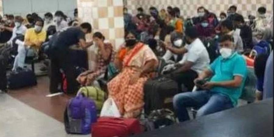 ಬೆಂಗಳೂರು ರೈಲ್ವೆ ನಿಲ್ದಾಣದಲ್ಲಿ ಹೈಡ್ರಾಮಾ, ಕಡ್ಡಾಯ ಕ್ವಾರಂಟೈನ್ ವಿರೋಧಿಸಿ ಪ್ರಯಾಣಿಕರ ಪ್ರತಿಭಟನೆ