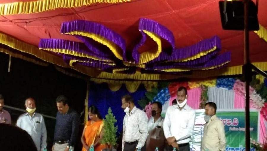 ಪೊಲೀಸರಿಂದಲೇ ಲಾಕ್ ಡೌನ್ ನಿಯಮ ಉಲ್ಲಂಘನೆ: ಬಡ್ತಿ ಸಿಕ್ಕಿದ್ದಕ್ಕೆ ಅದ್ಧೂರಿ ಸನ್ಮಾನ ಕಾರ್ಯಕ್ರಮ; ಸಾರ್ವಜನಿಕರ ಟೀಕೆ